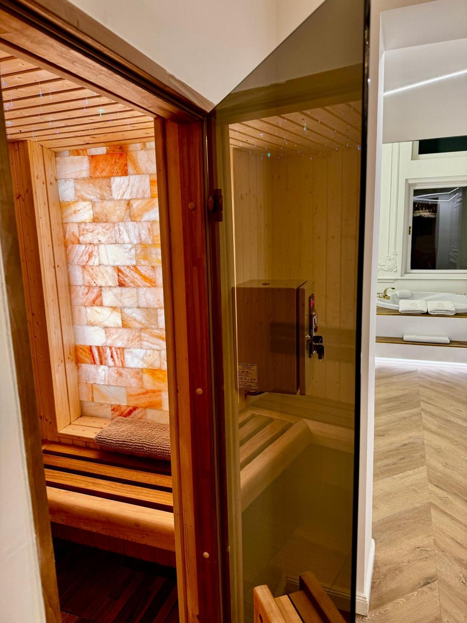 Jacuzzi Royal Suite Budapest Exterior photo