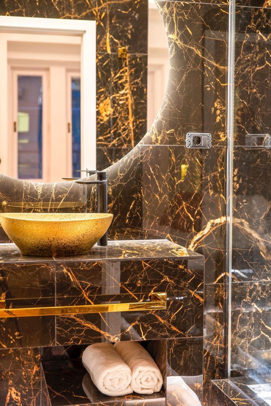 Jacuzzi Royal Suite Budapest Exterior photo